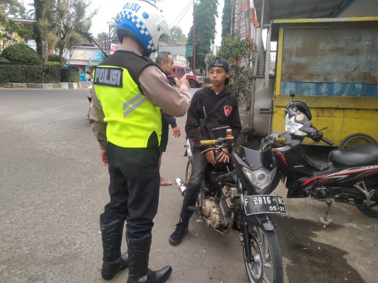 Polisi Berikan Teguran Humanis Kepada Pengendara Sepeda Motor Yang Tidak Menggunakan Helm