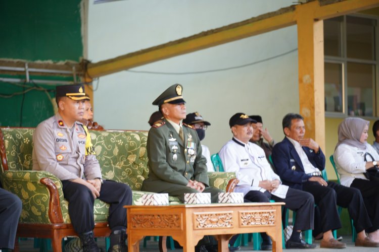 Kapolsek Suakraja bersama Danramil Sukaraja  hadiri upacara pengukuhan Pasukan Pengibar Bendera (Paskibra) Kecamatan Sukaraja tahun 2023