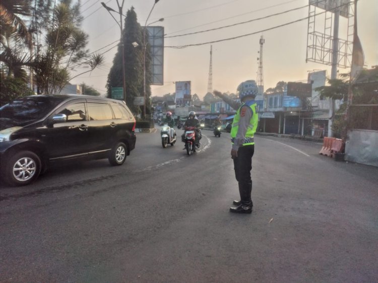 Pagi Pagi Anggota Polsek Sukaraja Polres Sukabumi Kota, Melaksanakan Pelayanan Gatur Lalin