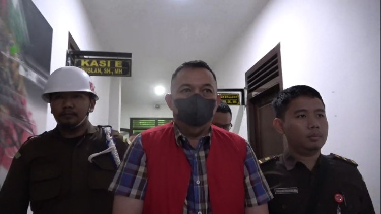 Penyidik Kejaksaan Tinggi Sulawesi Tenggara melakukan penahanan tersangka RC selaku Direktur PT. Tristaco Mineral Makmur dalam perkara Tindak Pidana Korupsi Pertambangan Ore Nikel pada WIUP PT. Antam tbk di Blok Mandiodo