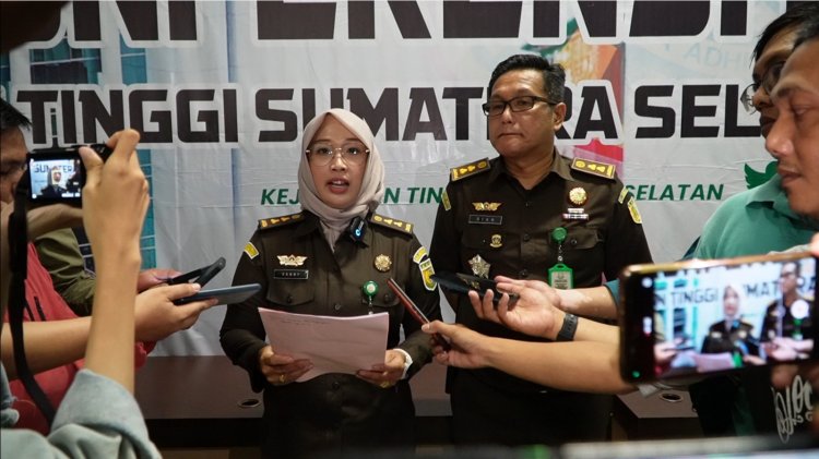 Proses Penahanan Tersangka Dugaan Tindak Pidana Korupsi Hibah Pemprov Sumsel TA 2021 Untuk KONI