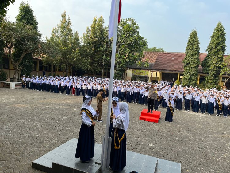 Cegah Kenakalan Remaja, Kapolsek Warudoyong Pimpin Upacara Bendera Di SMPN 10 Kota Sukabumi