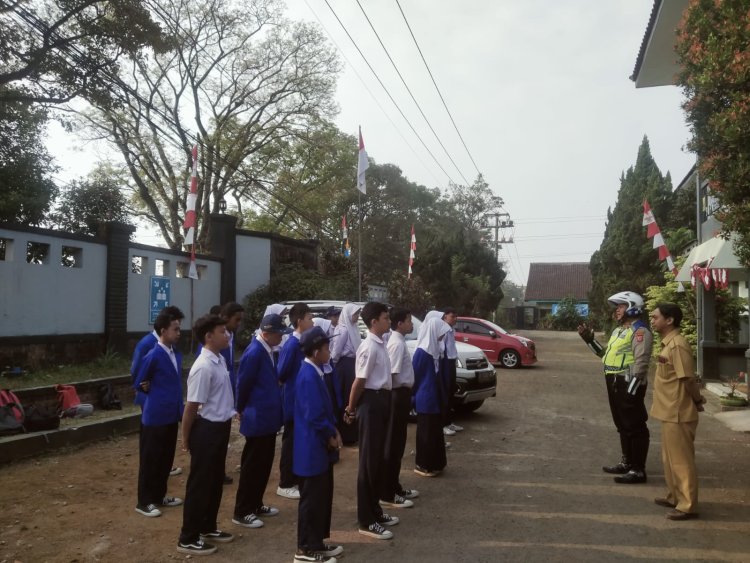 Polisi Berikan Pembinaan Kepada  Pelajar SMP