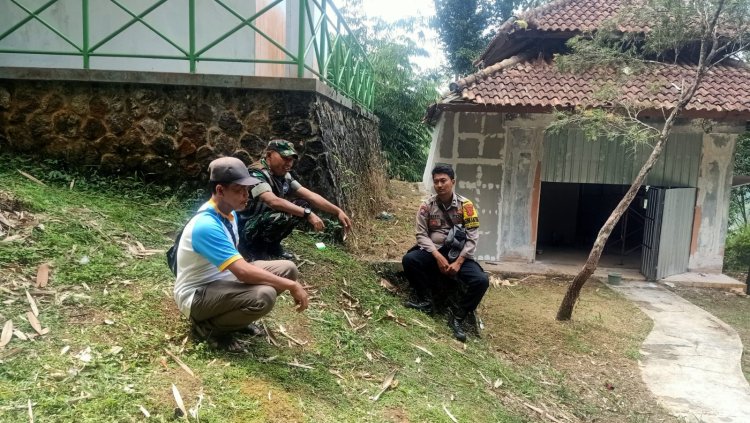 Mempererat Tali Silaturahmi Bhabinkamtibmas Dan Babinsa Sambangi Warga