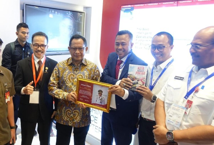 Mendagri Tito Karnavian menerima buku smart system dari Arie Aripin yang berisi solusi benar-benar pintar untuk para kepala Daerah se Indonesia yang dibuat oleh Director Enygma Erick Karya.
