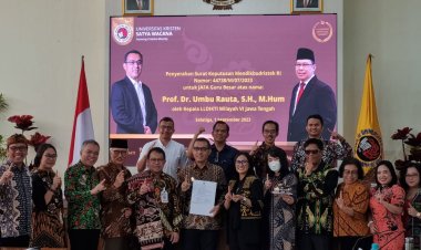 Umbu Rauta Terima SK Guru Besar dari LLDIKTI Wilayah VI