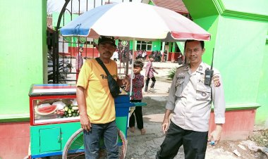 Sambangi PKL, Kanit Samapta Polsek Cireunghas Sampaikan Himbauan Kamtibmas