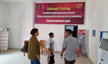 Kejaksaan Tinggi Papua Barat Melakukan Penahanan Terhadap Tersangka YMF Dalam Perkara Dugaan Tindak Pidana Korupsi Penyalahgunaan Dana Hibah Pelaksanaan Kongres Pemuda Katolik Papua Barat Tahun 2021