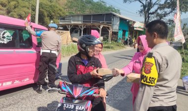 Jum'at Berkah, Kapolsek  Bersama Bhayangkari Ranting Cireunghas Bagikan Nasi Kotak