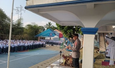 Polsek Gunung Puyuh Berikan Pembinaan Kepada Pelajar Pada Pelaksanaan  Upacara Bendera