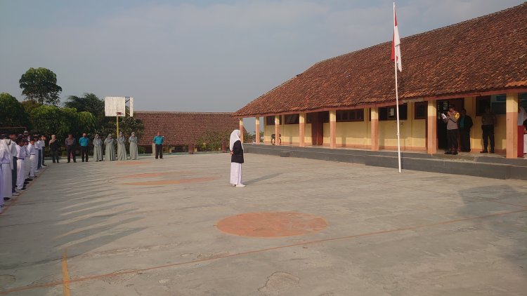 Kapolsek Sukabumi Pimpin Upacara Bendera Di Sekolah Nurul Ikhwan