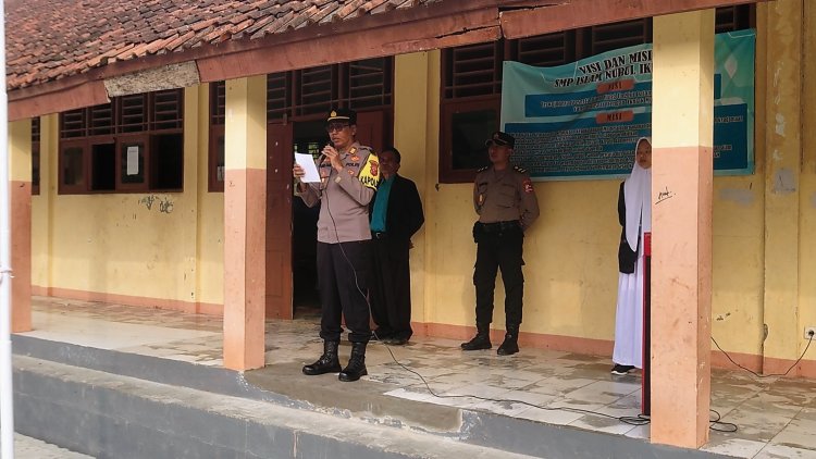 Kapolsek Sukabumi Pimpin Upacara Bendera Di Sekolah Nurul Ikhwan