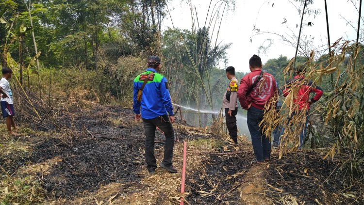 Polsek Sukabumi Padamkan Kebakaran di Kebun Masyarakat