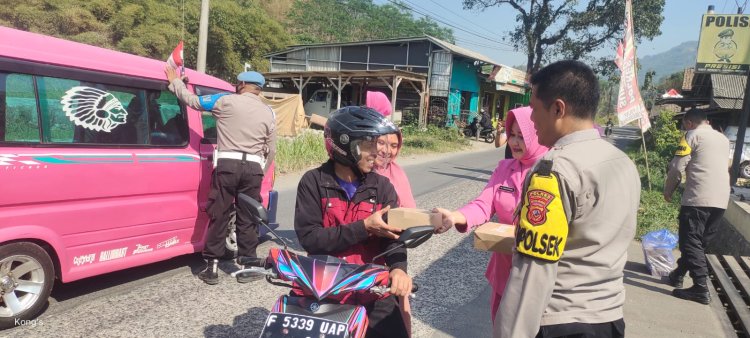 Jum'at Berkah, Kapolsek  Bersama Bhayangkari Ranting Cireunghas Bagikan Nasi Kotak