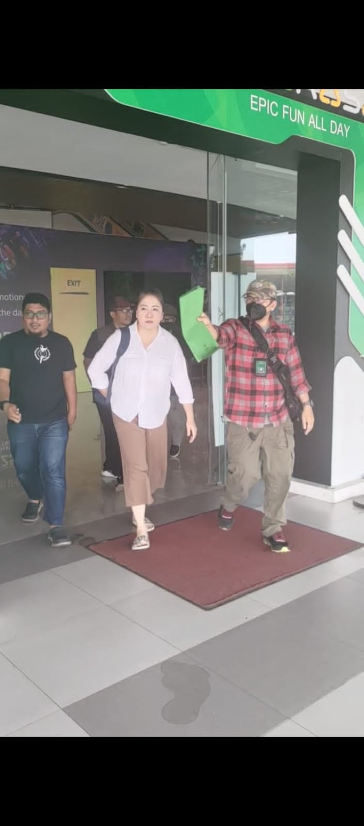 Tim Tabur Kejaksaan Agung dan Kejaksaan Tinggi Jawa Timur  Berhasil Mengamankan DPO Terpidana  Vinna Sencahero