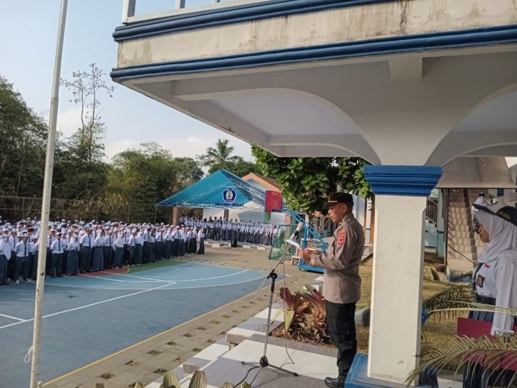 Polsek Gunung Puyuh Berikan Pembinaan Kepada Pelajar Pada Pelaksanaan  Upacara Bendera