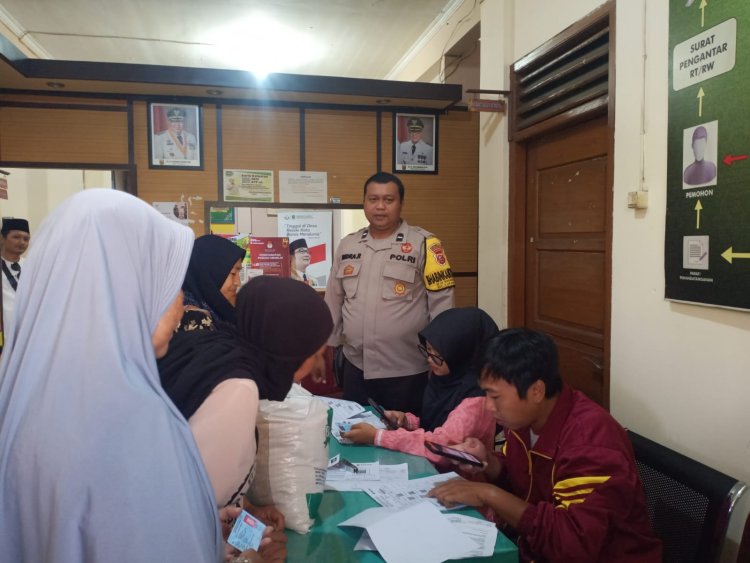 Polsek Sukabumi Monitoring Penyaluran BPNT Desa Karawang