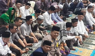 Kapolsek Sukalarang Bersama Forkopimcam Laksanakan Sholat Istisqo Di Lapangan SMKN 1 Sukalarang
