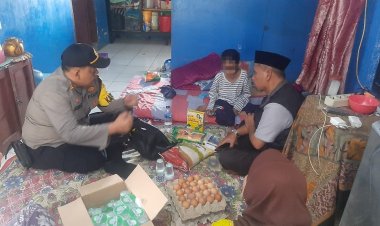 Bentuk Perhatian Kapolsek Sukalarang Beri Bantuan Bocah Penderita Gizi Buruk