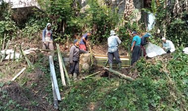 Kerja Bakti Warga Dusun Kabandungan Desa Semplak Dalam Perbaikan Saluran Air