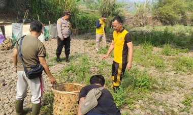 Sinergitas TNI-Polri Dan Kecamatan,Peduli Lingkungan Bersihkan Aliran Sungai Bersama Warga