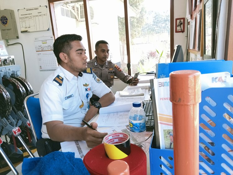 Anggota Unit Samapta Polsek Cireunghas Polres Sukabumi Kota, Laksanakan Patroli KRYD  Ke Stasiun Kereta Api