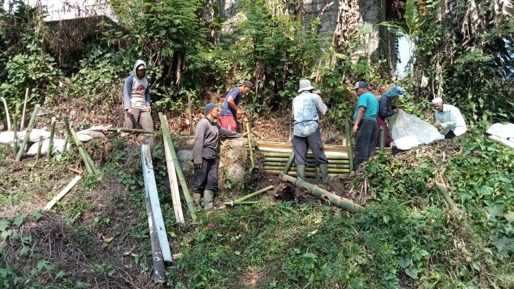 Kerja Bakti Warga Dusun Kabandungan Desa Semplak Dalam Perbaikan Saluran Air
