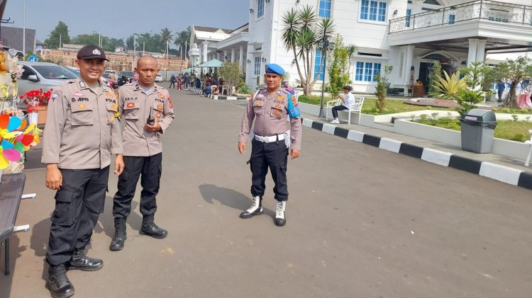 Anggota Polsek Sukabumi Melakukan Pengamanan Wisuda