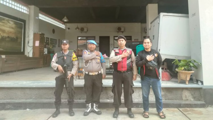 Anggota Polsek Sukabumi Melakukan  Pengamanan Gereja