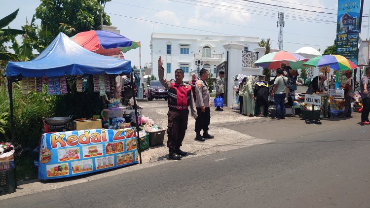 Anggota Polsek Sukabumi Melakukan Pengaturan Di Grand Sulanjana