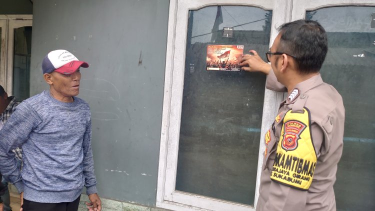 Jaga Sitkamtibmas, Polsek Sukabumi Lakukan Pemasangan Stiker Pemilu Damai