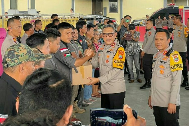 Peduli Sesama Warga, Polri Bersama TNI Gelar Baksos di Kota Bitung