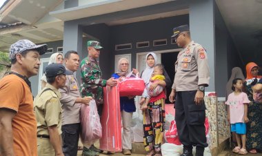 Polsek Cireunghas Kawal Penyaluran Bansos Bagi Warga Korban Terdampak Tanah Longsor