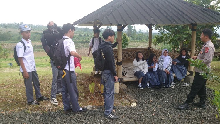 Bhabinkamtibmas Lakukan Sambang Serta Himbau Anak Sekolah