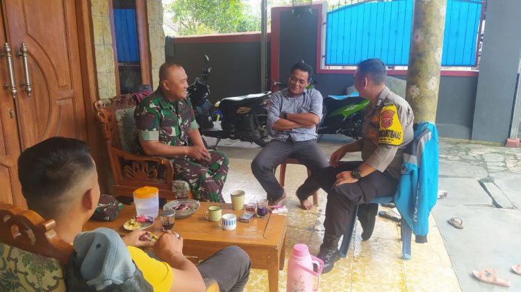 Sinergitas TNI-Polri  Lakukan Patroli Sambang Di Desa Binaan
