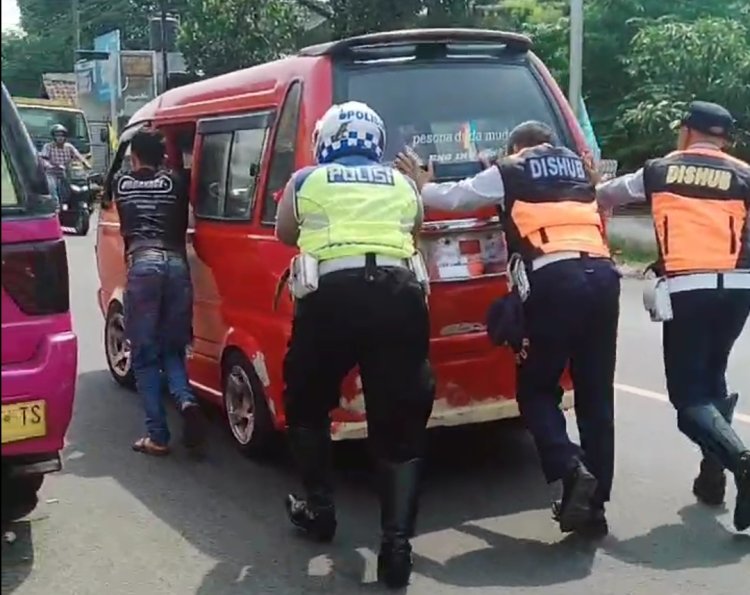 Polisi dan anggota Dishub Dorong Angkot Mogok