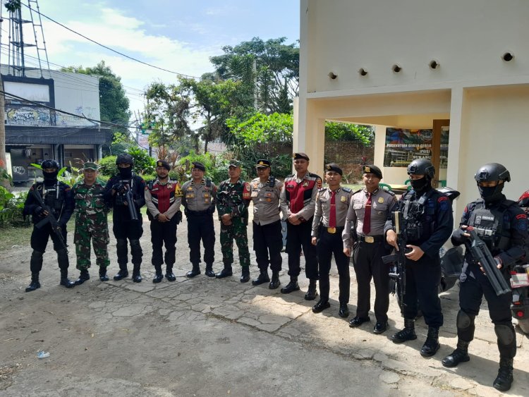 Polsek Cireunghas Polres Sukabumi Kota, Laksanakan Pengamanan Operasi Lilin Lodaya 2023 Di Gereja
