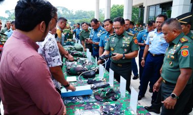 Panglima TNI Mengecek Perlengkapan  Operasi Dalam Negeri 2024