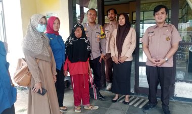 Polisi Di Sukabumi,Bantu Seorang Lansia Terlantar  Tanpa Identitas