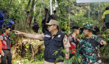 Forkopimda Kota Sukabumi Bersihkan dan Tanam Pohon di Bantaran Sungai Cimandiri