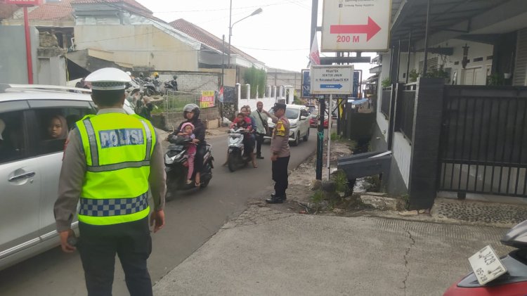 Cegah Kemacetan, Anggota Polsek Sukabumi Lakukan Pengaturan