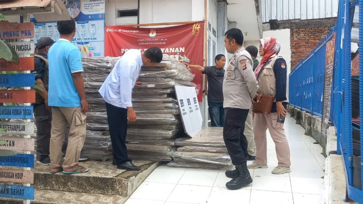 Anggota Polsek Sukabumi Lakukan Pengamanan Bilik Suara