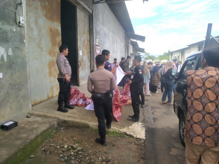 Pastikan Aman, Bhabinkamtibmas monitoring Simulasi Pelipatan Kertas Suara di Gudang Logistik KPU