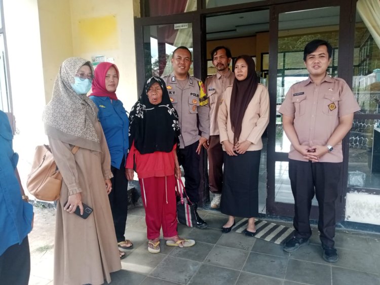 Polisi Di Sukabumi,Bantu Seorang Lansia Terlantar  Tanpa Identitas