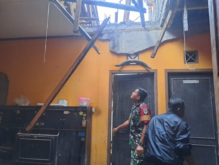 Rumah Warga Desa Selawangi Roboh, Polisi Gerak Cepat Bantu Warga