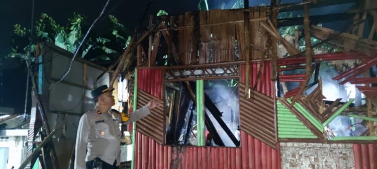 Rumah Semi Permanen di Sukaraja Terbakar Akibat Konsleting Listrik