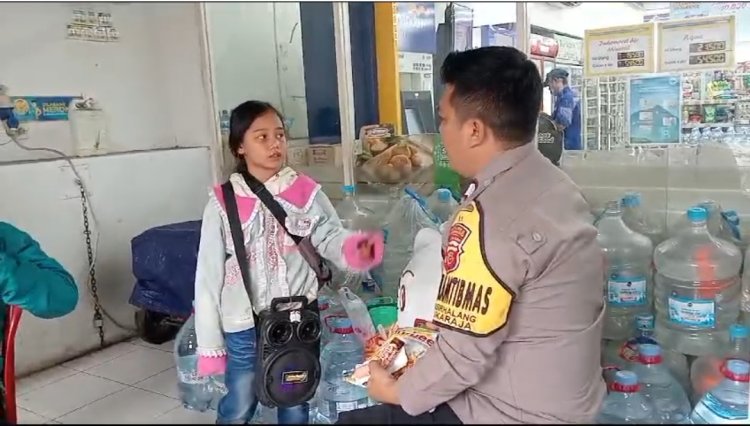 Polisi di Sukabumi Ajak Anak Badut Jajan,Bentuk Empati Polri