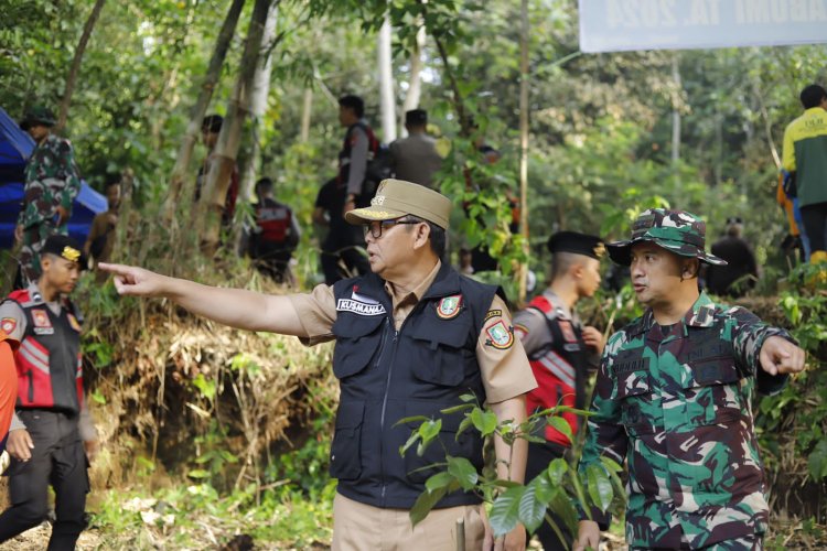 Forkopimda Kota Sukabumi Bersihkan dan Tanam Pohon di Bantaran Sungai Cimandiri