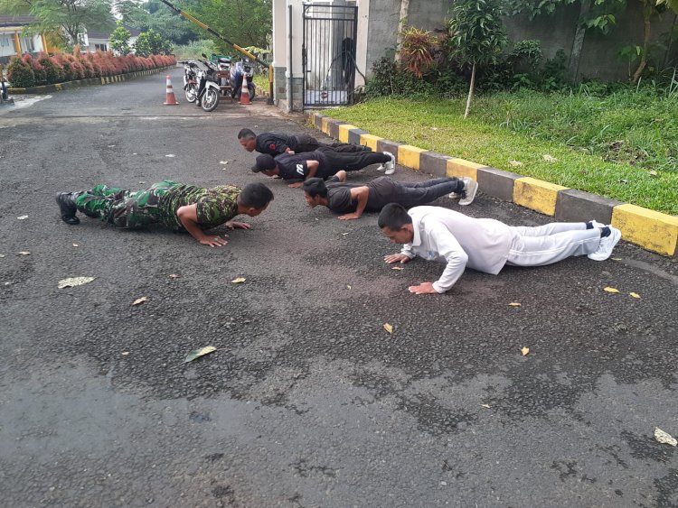 Babinsa Koramil 0607-1 Sukaraja berikan Pembinaan Fisik Satpam SMA Unggul Albayan Goalpara