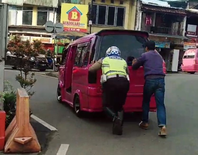 Spontan, Polisi Bantu Dorong Angkot Mogok